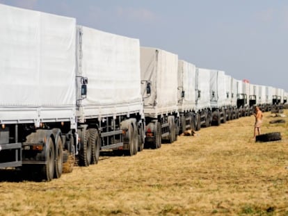 Camiones del convoy, a unos 400 kilómetros de la frontera ucrania, el miércoles