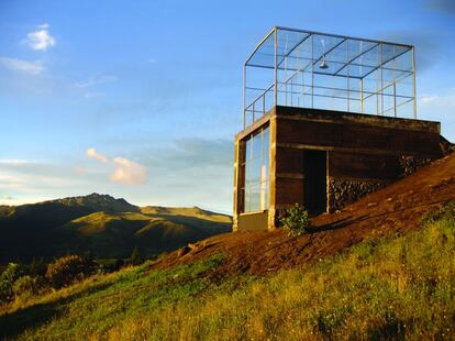 Los arquitectos proyectaron un taller de pintor y, sobre él, un invernadero. Se encuentra en Machachi, Ecuador, a 3.550 metros de altura.