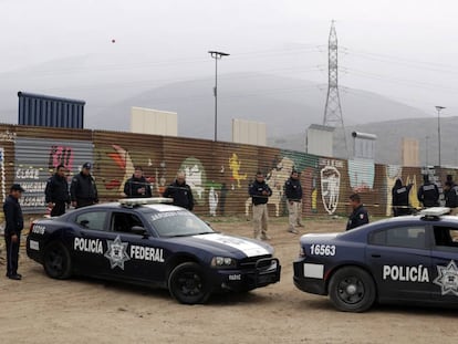 Un operativo de polic&iacute;a federal mexicana en la frontera de Tijuana
