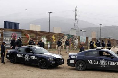 Un operativo de polic&iacute;a federal mexicana en la frontera de Tijuana