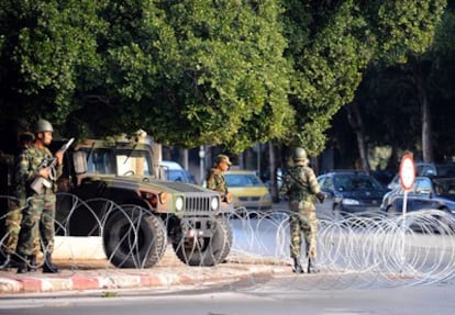 La policía custodia las calles del centro de Túnez.