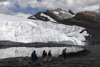 Turistas visitan Pastoruri, una montaña en la Cordillera Blanca en Huaraz, Perú en 2022. 