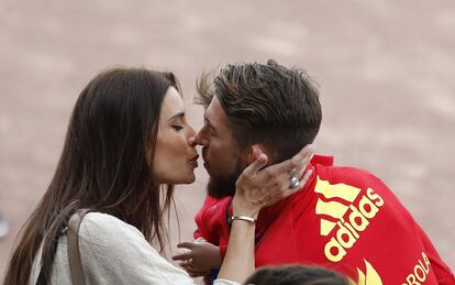 Sergio Ramos se besa con su pareja, la presentadora de televisión Pilar Rubio.