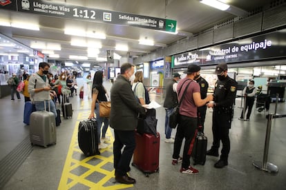 Control policial a viajeros en la estación de Atocha, este viernes.