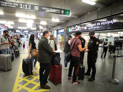 Control policial a viajeros en la estación de Atocha, este viernes.