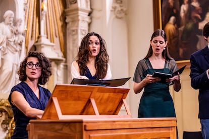 Marina López (órgano) y las sopranos Inés Alonso y Victoria Cassano durante el concierto de Cantoría en la Sint-Augustinuskerk el lunes por la tarde en Utrecht.