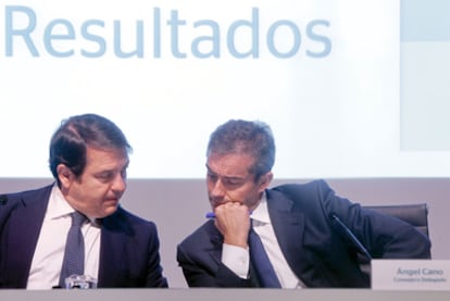 Cano (derecha) junto al director financiero del BBVA, González Cid, ayer en la presentación de resultados.