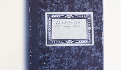 Llibreta original d’El quadern gris. A l’esquerra, l’edició en anglès.
