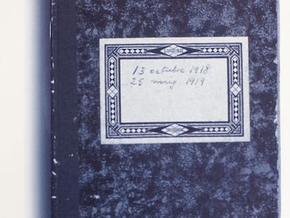 Llibreta original d&rsquo;El quadern gris. A l&rsquo;esquerra, l&rsquo;edici&oacute; en angl&egrave;s. 