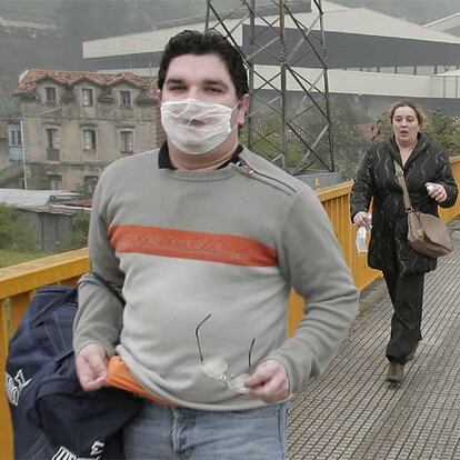 El fuego se declaró poco antes de las ocho de la mañana en la planta décima de la explotación, a unos 500 metros de profundidad. En el interior del pozo se encuentra la Brigada de Salvamento Minero que intenta sofocar el incendio.