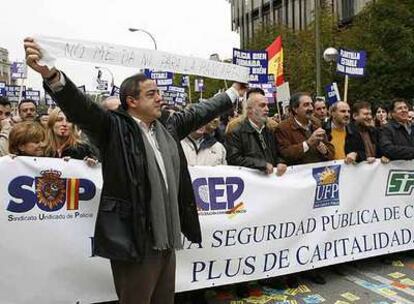 Uno de los participantes en la manifestación convocada por todos los sindicatos del Cuerpo Nacional de Policía de Madrid para pedir una mejora salarial acorde con el nivel de vida de la capital.