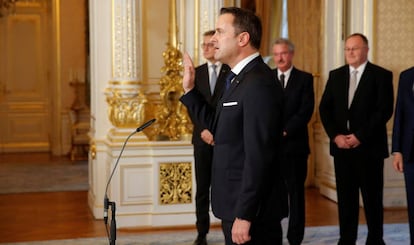 El primer ministro Xavier Bettel jura su cargo en el Gran Palacio Ducal de Luxemburgo, este miércoles.