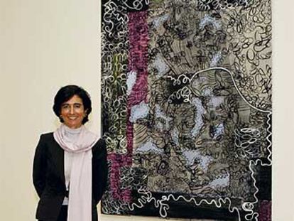 Paloma Botín, junto a <i>Bilingual</i> (1998-1999), de Juan Uslé, en la Tate Modern.