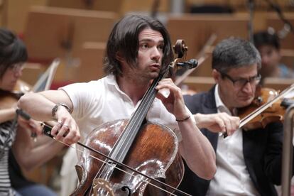 El m&uacute;sico Gautier Capu&ccedil;on, durante un concierto.