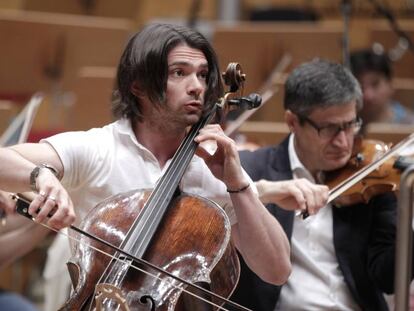 El m&uacute;sico Gautier Capu&ccedil;on, durante un concierto.