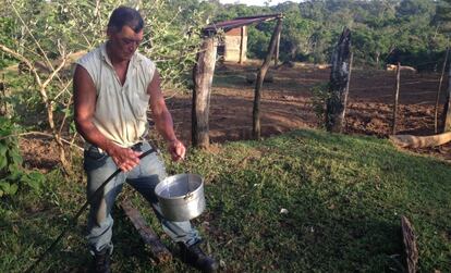 Alfredo Arias en los terrenos donde iba a instalarse la minera.