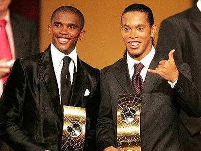 Los jugadores del Barça, Eto'o y Ronaldinho posan con los trofeos del FIFA World Player
