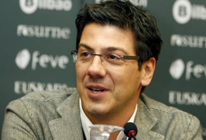 El nuevo entrenador del Bizkaia Bilbao Basket, durante su presentación en Bilbao.