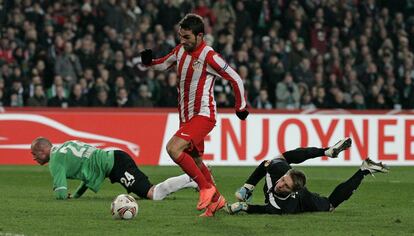 Adrián se zafa del portero del Hannover Zieler y marca uno de los tantos a los alemanes durante el encuentro de vuelta de los cuartos de final.