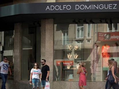 Vista de la tienda de Adolfo Domínguez situada en la céntrica calle Curros Enríquez de Ourense. 