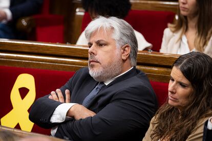 Albert Batet escucha la intervención de Salvador Illa, este jueves en el Parlament. 
