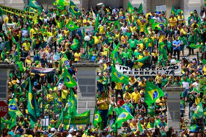 Cientos de seguidores de Bolsonaro durante una protesta a las afueras de un cuartel militar en Porto Alegre.