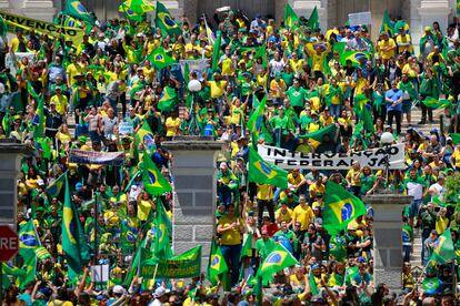 Cientos de seguidores de Bolsonaro durante una protesta a las afueras de un cuartel militar en Porto Alegre. 