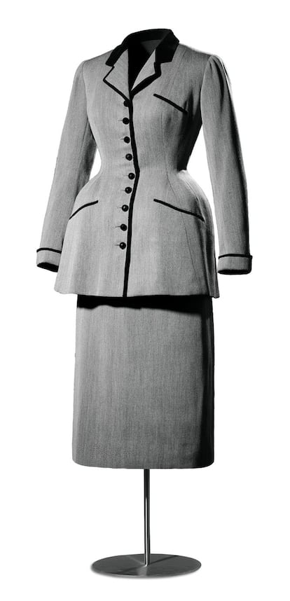 Traje sastre, invierno de 1947. Lana gris jaspeada y terciopelo liso de seda negra de Cristóbal Balenciaga.