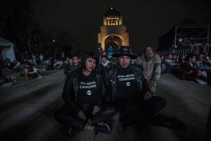 Una pareja en el monumento a la Revolución.