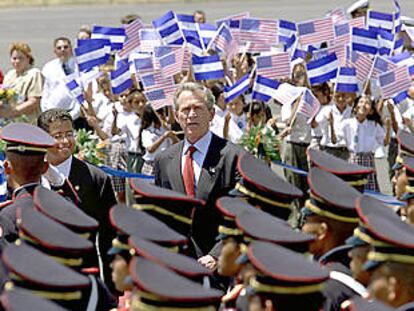 Bush pasa revista a una guardia de honor a su llegada a San Salvador.