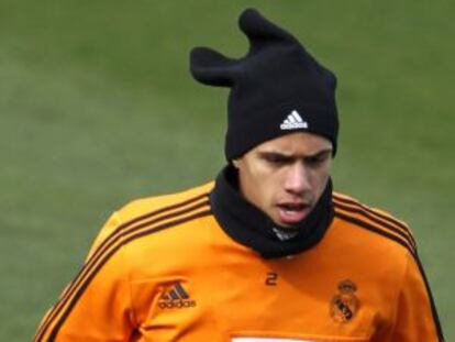 Los jugadores del Real Madrid, Karim Benzema y Raphaël Varane, durante el entrenamiento de este lunes en la Ciudad Deportiva de Valdebebas