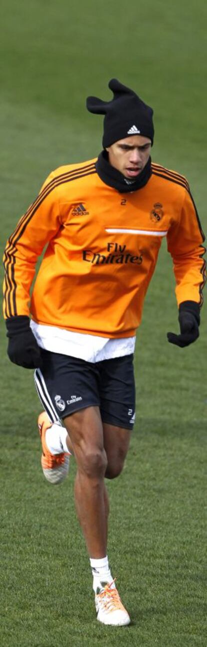 Los jugadores del Real Madrid, Karim Benzema y Raphaël Varane, durante el entrenamiento de este lunes en la Ciudad Deportiva de Valdebebas