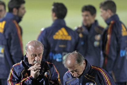 Del Bosque y Toni Grande, y al fondo los jugadores españoles, en el entrenamiento de anoche de la selección en Potchefstoom.