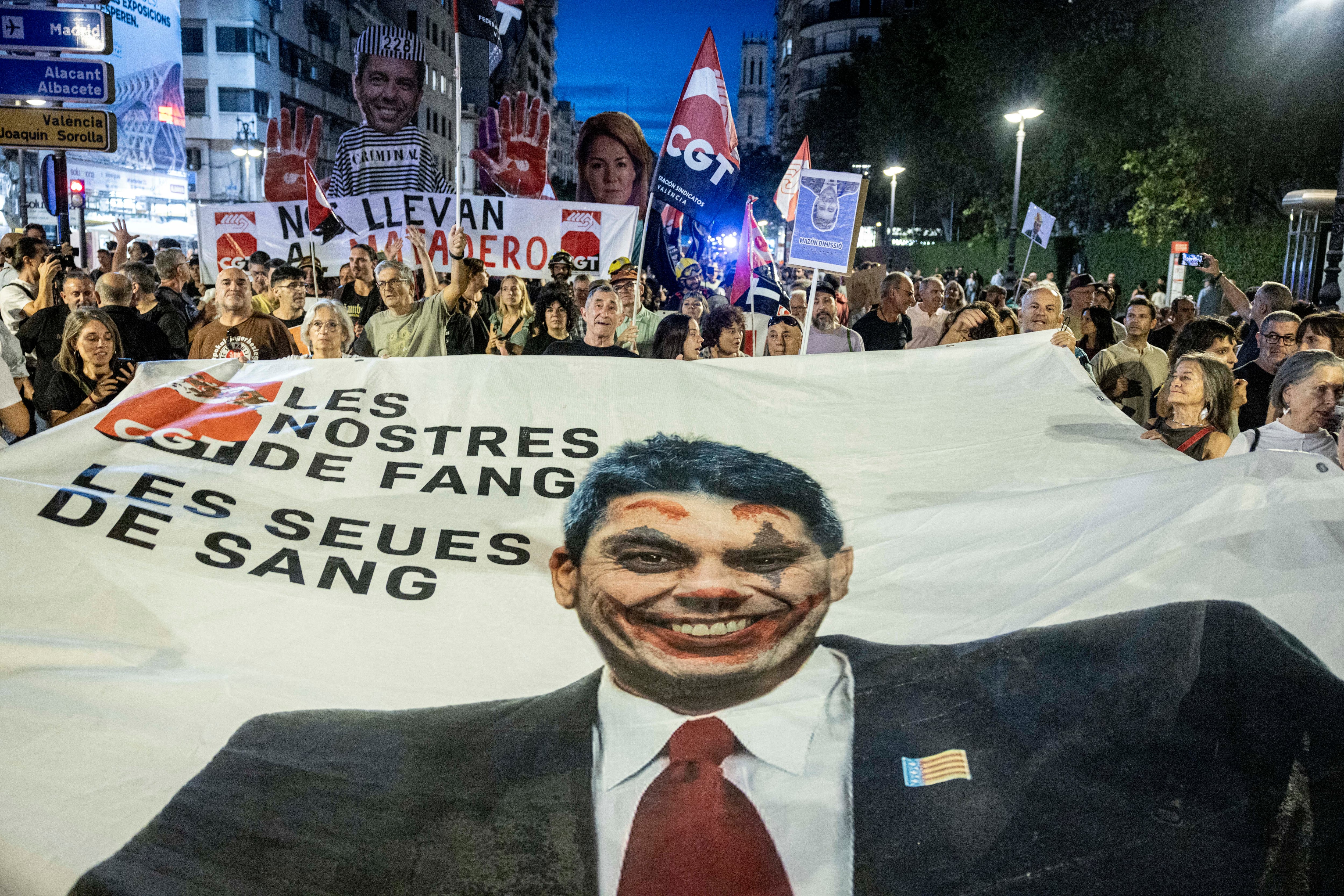 Manifestantes portaban una pancarta de Carlos  Mazón durante la marcha.