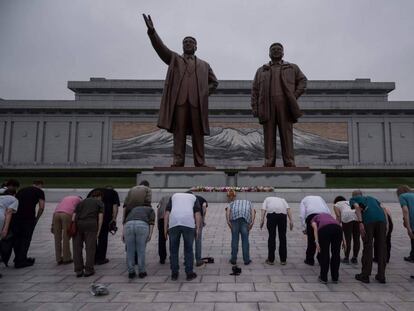 Un grupo de turistas frente a una estatua de Kim Il-Sung (izquierda) y Kim Jong-Il (derecha), en Pyongyang este domingo.