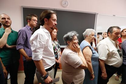 Pablo Iglesias va a votar acompanyat d'Errejón.