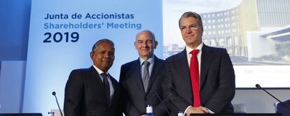 Dillip Rajakarier, consejero delegado de Minor; Ramón Aragonés, consejero delegado de NH, y Alfredo Fernández Agras, presidente del Consejo de NH.