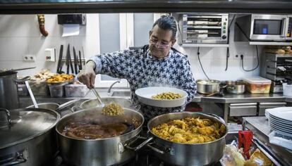 Entre fogones preparando un cocido madrileño.