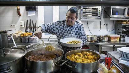 Entre fogones preparando un cocido madrileño. 