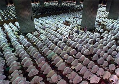 Miles de musulmanes indonesios rezan en la mezquita Istiqlal en Jakarta.