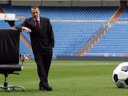 Butragueño, en el césped del estadio Santiago Bernabéu.