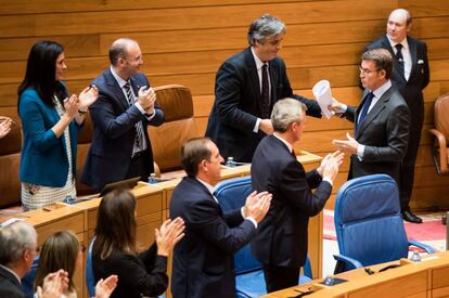 Los diputados del PP aplauden a Feijóo en el Parlamento gallego.