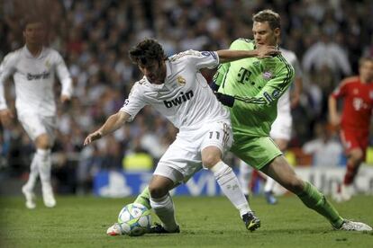 Granero, del Madrid, protege el balón ante el porteto Neuer durante el partido de vuelta de la semifinal de la pasada Liga de Campeones