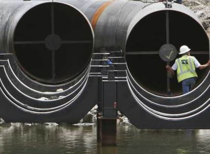 Un operario trabaja en las nuevas tuberías del canal de la avenida de Londres, en Nueva Orleans.