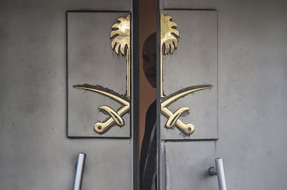 Un funcionario saudí mira al exterior desde el edificio consular el pasado día 8. En ese momento, frente al consulado tiene lugar una protesta contra las autoridades saudíes por su presunta responsabilidad en la desaparición de Khashoggi.