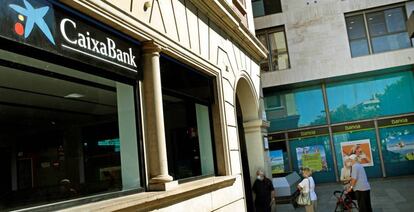 Oficinas de CaixaBank y Bankia en L'Hospitalet (Barcelona).