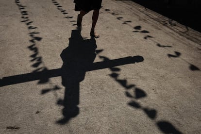 La Iglesia católica, que goza de una fuerte influencia en la excolonia española, no aprueba este tipo de comportamientos aunque tampoco se opone con contundencia, debido a que son tradiciones con más de un siglo de antigüedad. En la imagen, un penitente transporta una cruz.