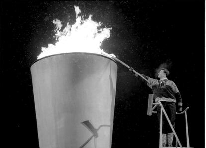 Ceremonia de apertura de los Juegos Olímpicos de Invierno de Lillehammer (Noruega) 94, momento en el que la llama olímpica es encendida por el príncipe noruego Haaken Magnus.