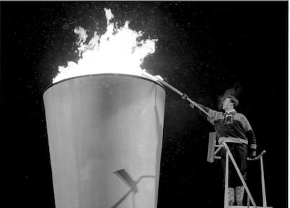 Ceremonia de apertura de los Juegos Olímpicos de Invierno de Lillehammer (Noruega) 94, momento en el que la llama olímpica es encendida por el príncipe noruego Haaken Magnus.