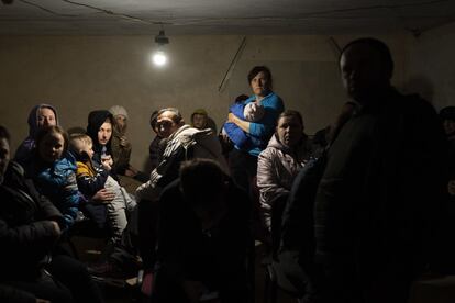 Un grupo de personas se esconde en el sótano de una iglesia que se utiliza como refugio antiaéreo, en la ciudad de Bashtanka, en el suroeste de Ucrania. ACNUR, la agencia para los refugiados de la ONU, ha elevado este viernes a más de 4,1 millones el número de refugiados ucranios que han huido del país por la invasión rusa, que comenzó el 24 de febrero.